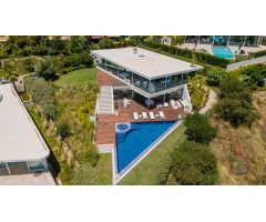 Moderna villa con impresionantes vistas panorámicas al mar en la Urb. Reserva del Higuerón