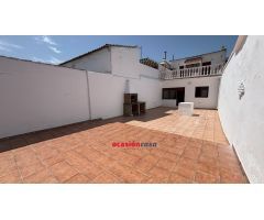CASA CON GRAN PATIO A LA VENTA