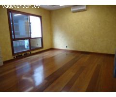 Santa Catalina.  Oficinas , 15 puestos de trabajo, 2 baños, 2 garajes y trastero.