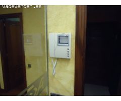 Santa Catalina.  Oficinas , 15 puestos de trabajo, 2 baños, 2 garajes y trastero.