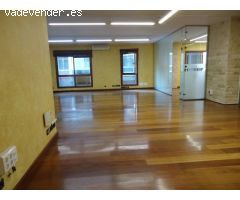 Santa Catalina.  Oficinas , 15 puestos de trabajo, 2 baños, 2 garajes y trastero.