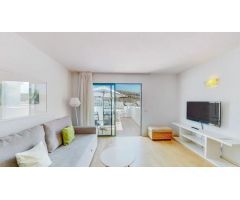 Apartamento con balcón y piscina comunitaria