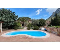 Casa señorial con piscina y  rodeada de vegetación en Valldemossa, Mallorca
