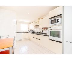 Piso de cuatro dormitorios de 146m2 con parking y trastero en Bons Aires