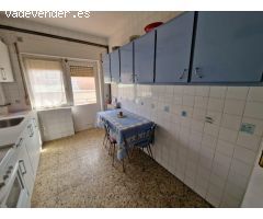 SE VENDE AMPLIO PISO DE TRES HABITACIONES EN VALENCIA DE DON JUAN, COCINA, SALÓN, BAÑO, DOS TERRAZAS