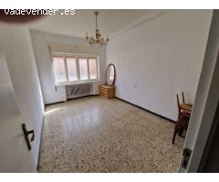 SE VENDE AMPLIO PISO DE TRES HABITACIONES EN VALENCIA DE DON JUAN, COCINA, SALÓN, BAÑO, DOS TERRAZAS