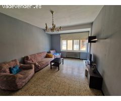SE VENDE AMPLIO PISO DE TRES HABITACIONES EN VALENCIA DE DON JUAN, COCINA, SALÓN, BAÑO, DOS TERRAZAS