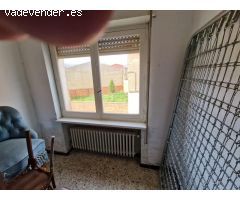 SE VENDE AMPLIO PISO DE TRES HABITACIONES EN VALENCIA DE DON JUAN, COCINA, SALÓN, BAÑO, DOS TERRAZAS