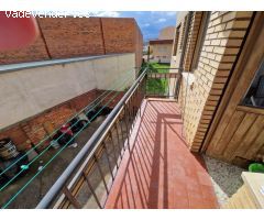 SE VENDE AMPLIO PISO DE TRES HABITACIONES EN VALENCIA DE DON JUAN, COCINA, SALÓN, BAÑO, DOS TERRAZAS