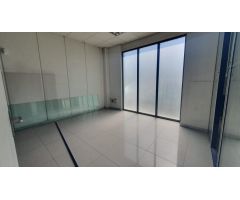 LOCAL COMERCIAL JUNTO PARQUE VIRGILIO CARMONA