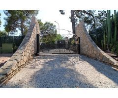 CHALET EN PEÑA DE LAS AGUILAS, ZONA URBANA, CON TODO LUJO DE DETALLES.