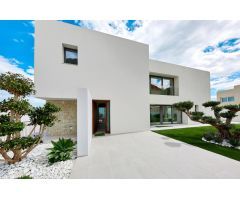 VILLA ALPHA, con vista a la Bahia de Benidorm con parcela de 750 metros.-