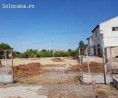 Amplia parcela de 3600 m2, de huerta urbana en Los Dolores con casas y nave para reformar