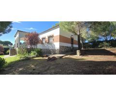 ¡Se Vende Encantador Chalet en Amplia Parcela!