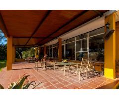Exclusivo Chalet en Badajoz con Amplias Terreno y Comodidades de Lujo