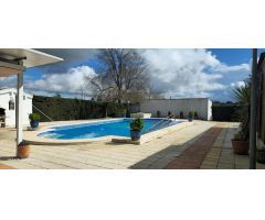 Espectacular Parcela con Vivienda y Amplias Instalaciones en Badajoz