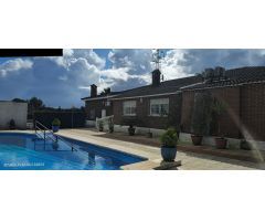 Espectacular Parcela con Vivienda y Amplias Instalaciones en Badajoz