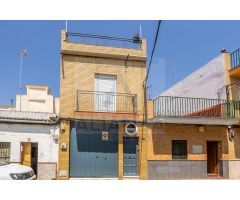 Venta de casa con local en Camas (Sevilla)