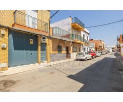 Venta de casa con local en Camas (Sevilla)