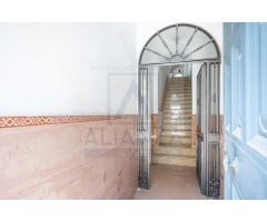 Venta de casa con local en Camas (Sevilla)