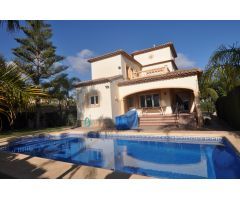 Villa de 4 dormitorios amueblada para alquilar en Moraira