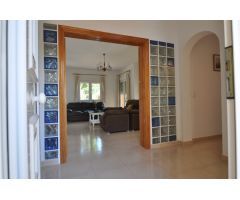 Villa de 4 dormitorios amueblada para alquilar en Moraira
