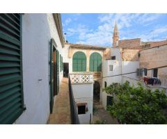Casa de pueblo con estilo mallorquín.