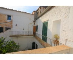 Casa de pueblo con estilo mallorquín.