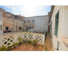 Casa de pueblo con estilo mallorquín.