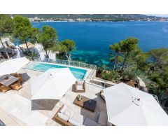 LUJOSA VILLA CON ACCESO PRIVADO AL MAR