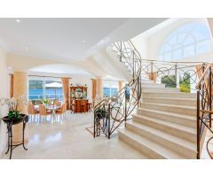LUJOSA VILLA CON ACCESO PRIVADO AL MAR