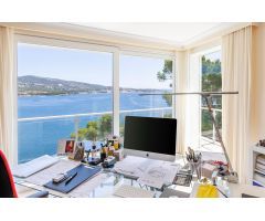 LUJOSA VILLA CON ACCESO PRIVADO AL MAR
