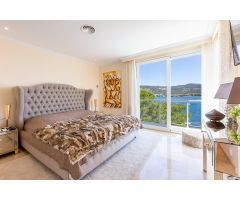 LUJOSA VILLA CON ACCESO PRIVADO AL MAR