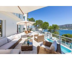 LUJOSA VILLA CON ACCESO PRIVADO AL MAR