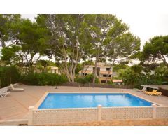 Se vende planta baja con piscina comunitaria y garaje propio, zona Santa Ponça