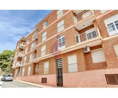 Bajo en venta de tres dormitorios a escasos metros del mar