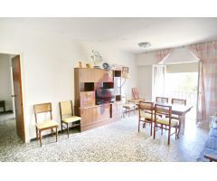 Bajo en venta de tres dormitorios a escasos metros del mar