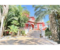 Impresionante chalet en venta con 10.000 metros de parcela en Guardamar