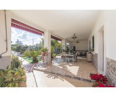 VIVIR EN UN OASIS DE TRANQUILIDAD EN PERLETA, ELCHE: CHALET CON AMPLIA PARCELA Y TODAS LAS COMODIDAD