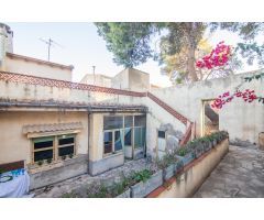 CASA CON ENCANTO EN LA ROMANA – DOS FINCAS REGISTRALES CON JARDÍN, LOCALES, PATIOS Y MUCHO POTENCIAL