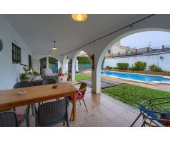 Una casa con alma en el centro de Espartinas, esperando a una nueva familia