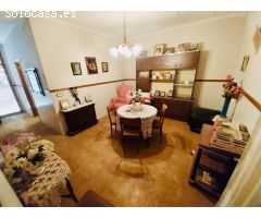 Casa de pueblo a pocos metros de la plaza del Ayuntamiento. Ideal nuevo proyecto.