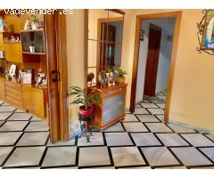 CHALET JUNTO LA ZONA CENTRO CON PISCINA