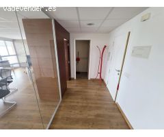 Se alquila oficina junto al Estadio Castalia. Oficina en tresuelo, para entrar a trabajar