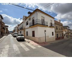 ¡Oportunidad única en Puente Genil! Vivienda en esquina en Calle Luis Vives