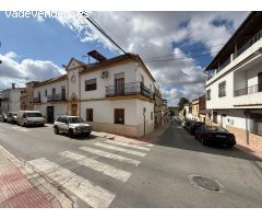 ¡Oportunidad única en Puente Genil! Vivienda en esquina en Calle Luis Vives