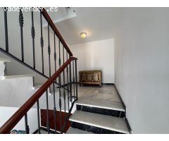 ¡Oportunidad única en Puente Genil! Vivienda en esquina en Calle Luis Vives
