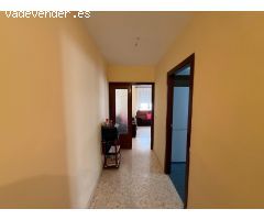 ¡Oportunidad única en Puente Genil! Vivienda en esquina en Calle Luis Vives