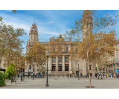 Edificio Esquinero junto a Plaza Emblemática del Gótico