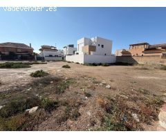 Se vende Solar en calle Finlandia (Las Salinas )